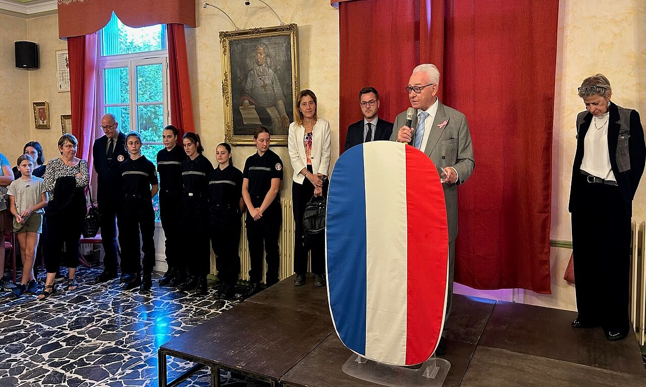 Accueil Des Enseignants Une Minute De Silence À La MÉmoire Du Professeur AssassinÉ À Arras